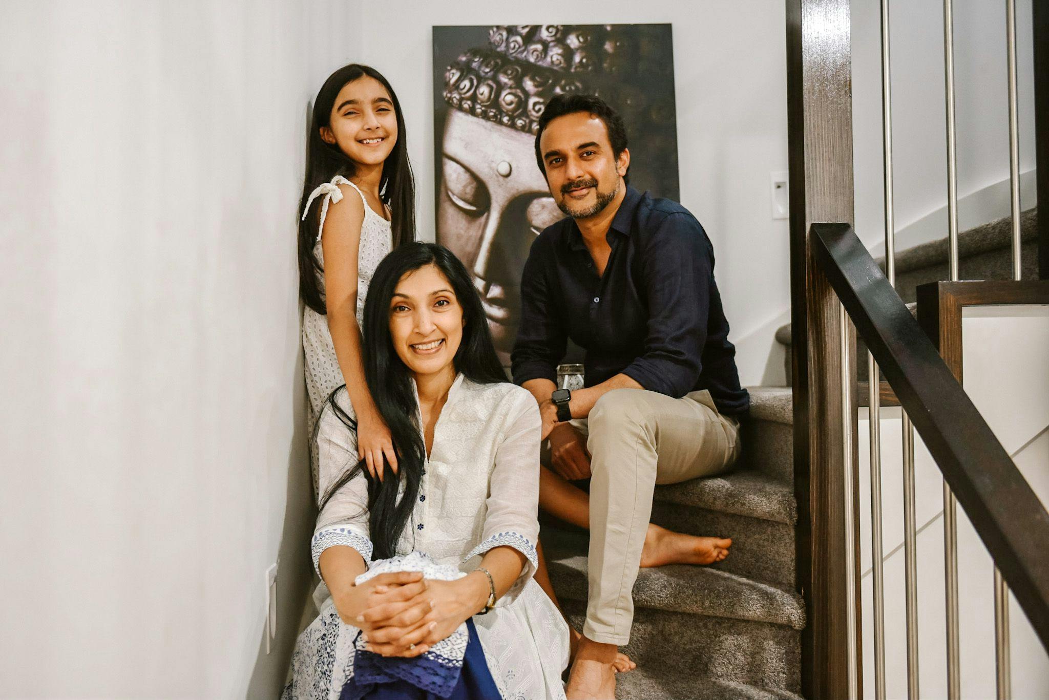 De familie Bhumi op de trap